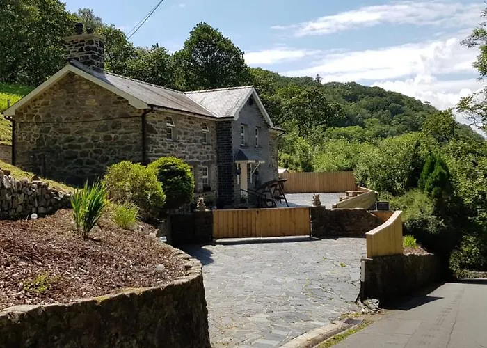 Hilltop Cottage/ Penrhiw